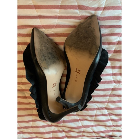 BCBGeneration Ruffle heels🖤 - Picture 4 of 5